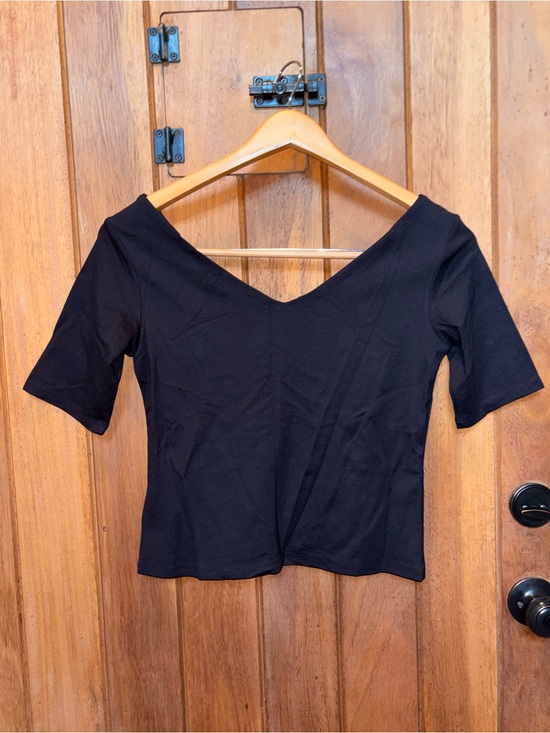 H&M Tops - Black V-Neck Short Sleeve Women's Top